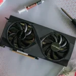 Card đồ họa PNY RTX 5060 Ti sau khi tháo tản nhiệt, lộ rõ GPU die và các chip nhớ