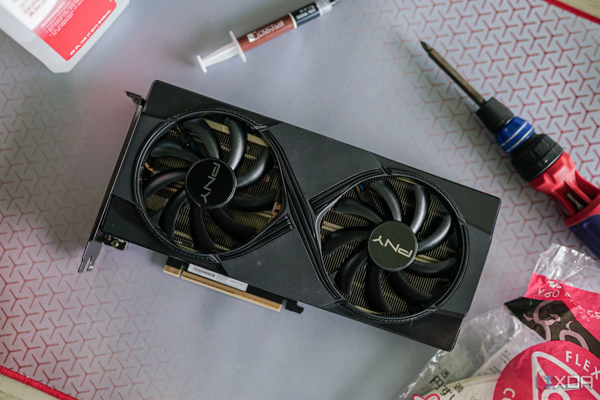 Card đồ họa PNY RTX 5060 Ti sau khi tháo tản nhiệt, lộ rõ GPU die và các chip nhớ