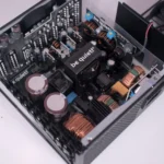 Cấu tạo bên trong của bộ nguồn be quiet! Pure Power 12 M 850W, minh họa các linh kiện và mạch điện giúp chuyển đổi và tối ưu hiệu suất nguồn máy tính.