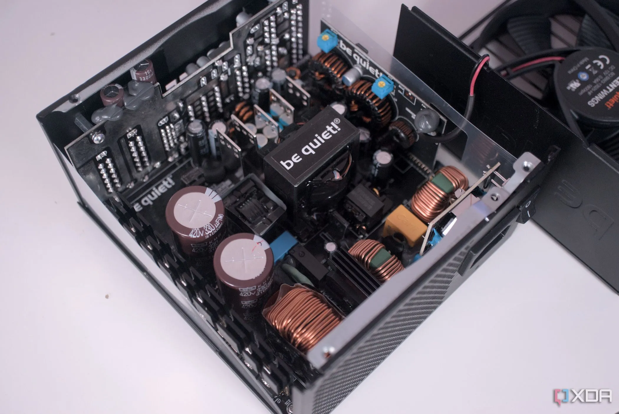 Cấu tạo bên trong của bộ nguồn be quiet! Pure Power 12 M 850W, minh họa các linh kiện và mạch điện giúp chuyển đổi và tối ưu hiệu suất nguồn máy tính.