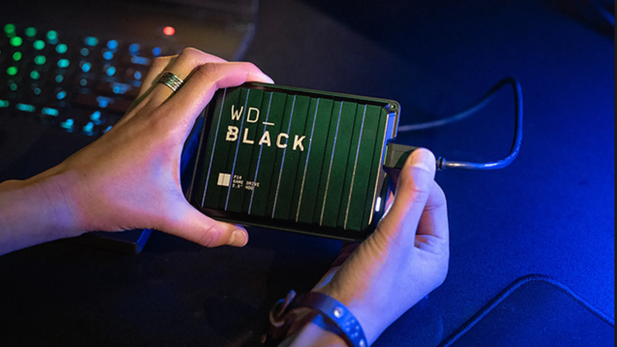 Chi tiết ổ cứng WD_BLACK P10 Game Drive với vỏ kim loại bền bỉ và cổng kết nối