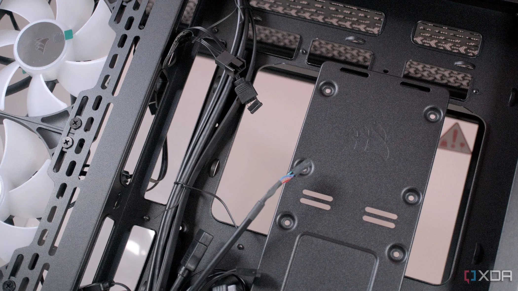 Chi tiết quản lý cáp bên trong vỏ máy tính Corsair 3500X ARGB gọn gàng