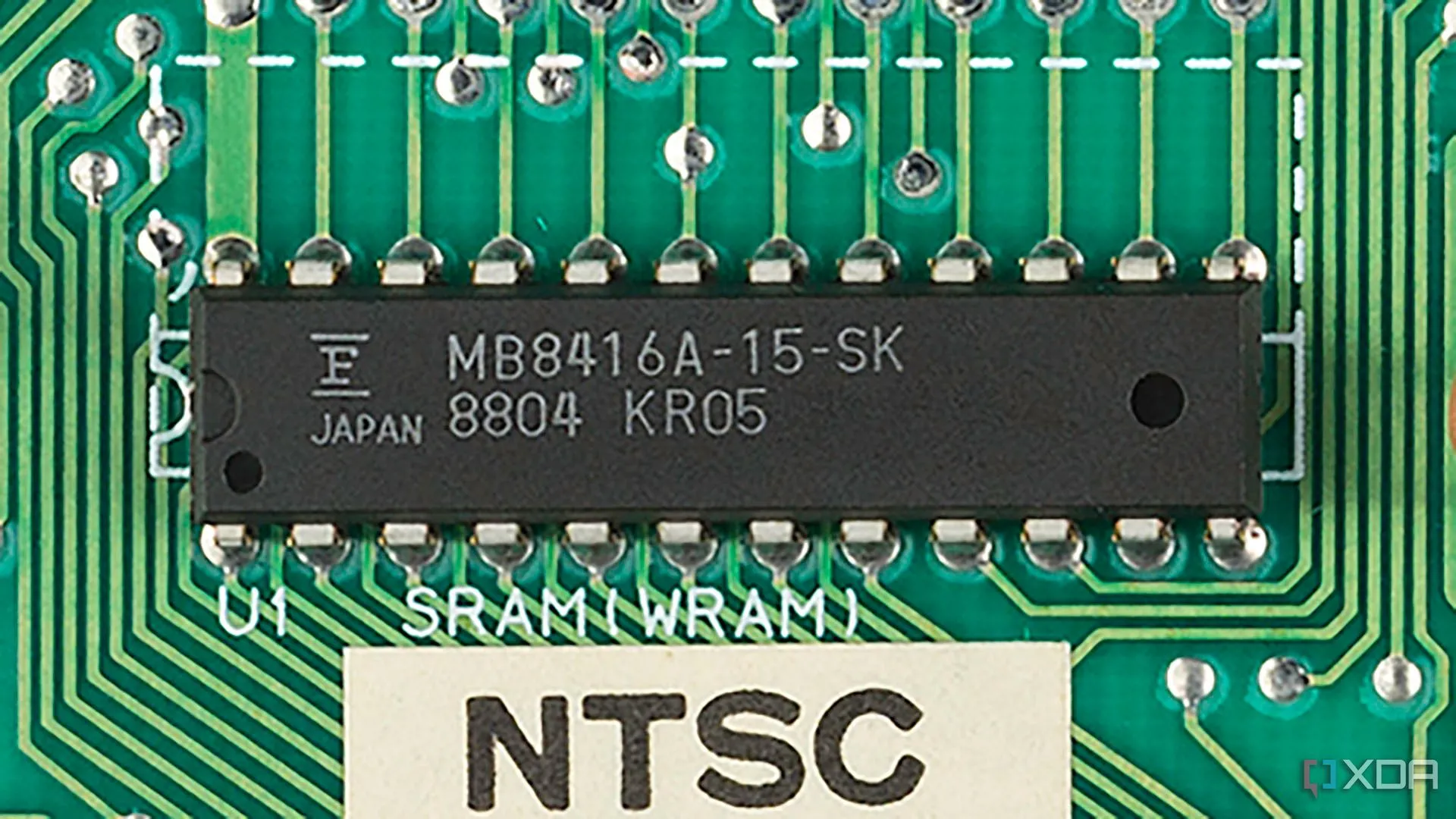 Chip WRAM 2KB (BR6216C-10LL) của Nintendo NES, dùng để lưu trữ dữ liệu tạm thời trong game.