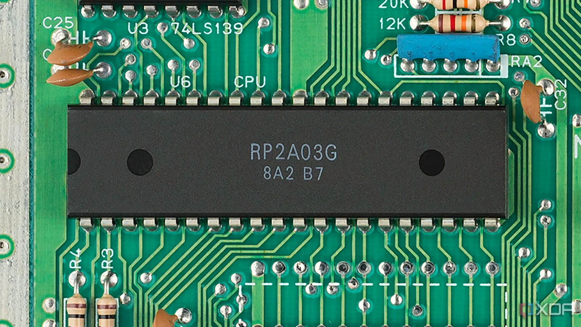 Chip xử lý trung tâm Ricoh RP2A03 (dựa trên MOS 6502) bên trong Nintendo NES thế hệ đầu.