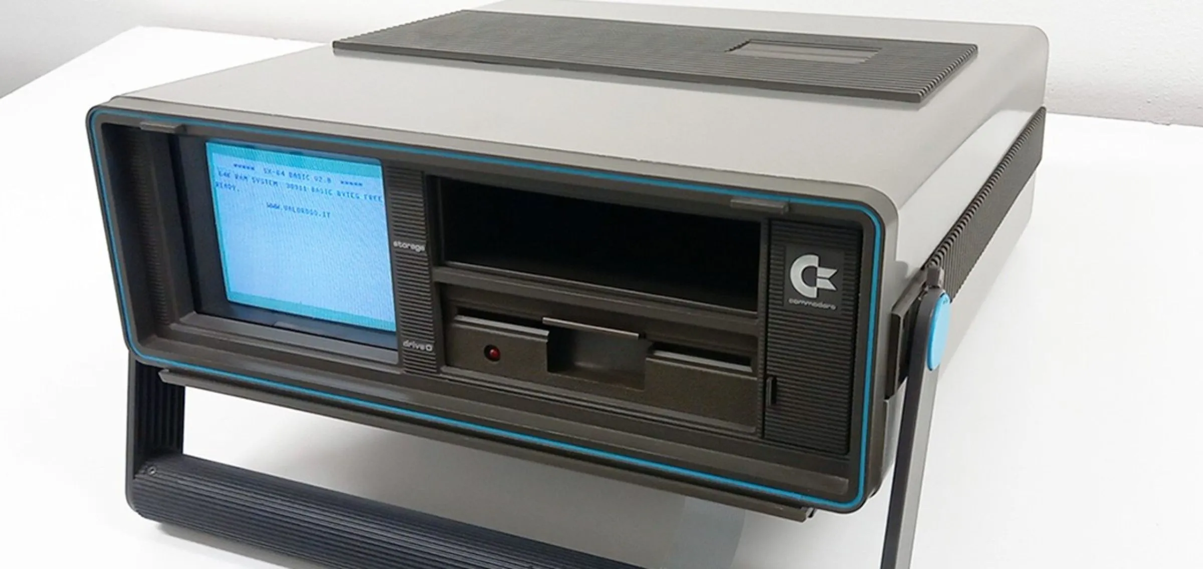 Commodore SX-64, laptop xách tay đầu tiên có màn hình màu tích hợp
