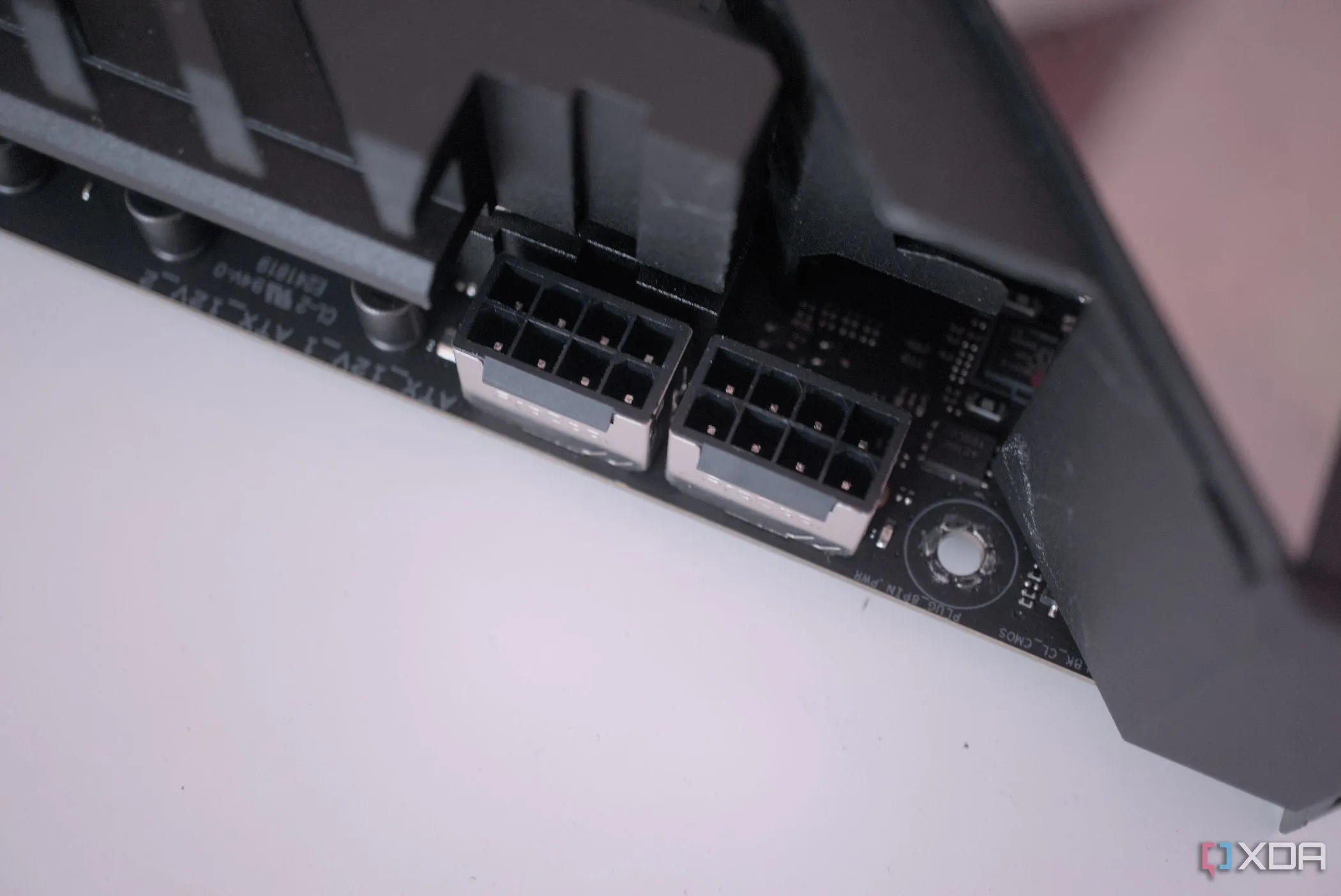 Cổng nguồn CPU EPS trên bo mạch chủ ASUS ROG Crosshair X670E Hero