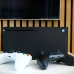 Console Xbox Series X và tay cầm điều khiển, tượng trưng cho việc tự sửa chữa tại nhà