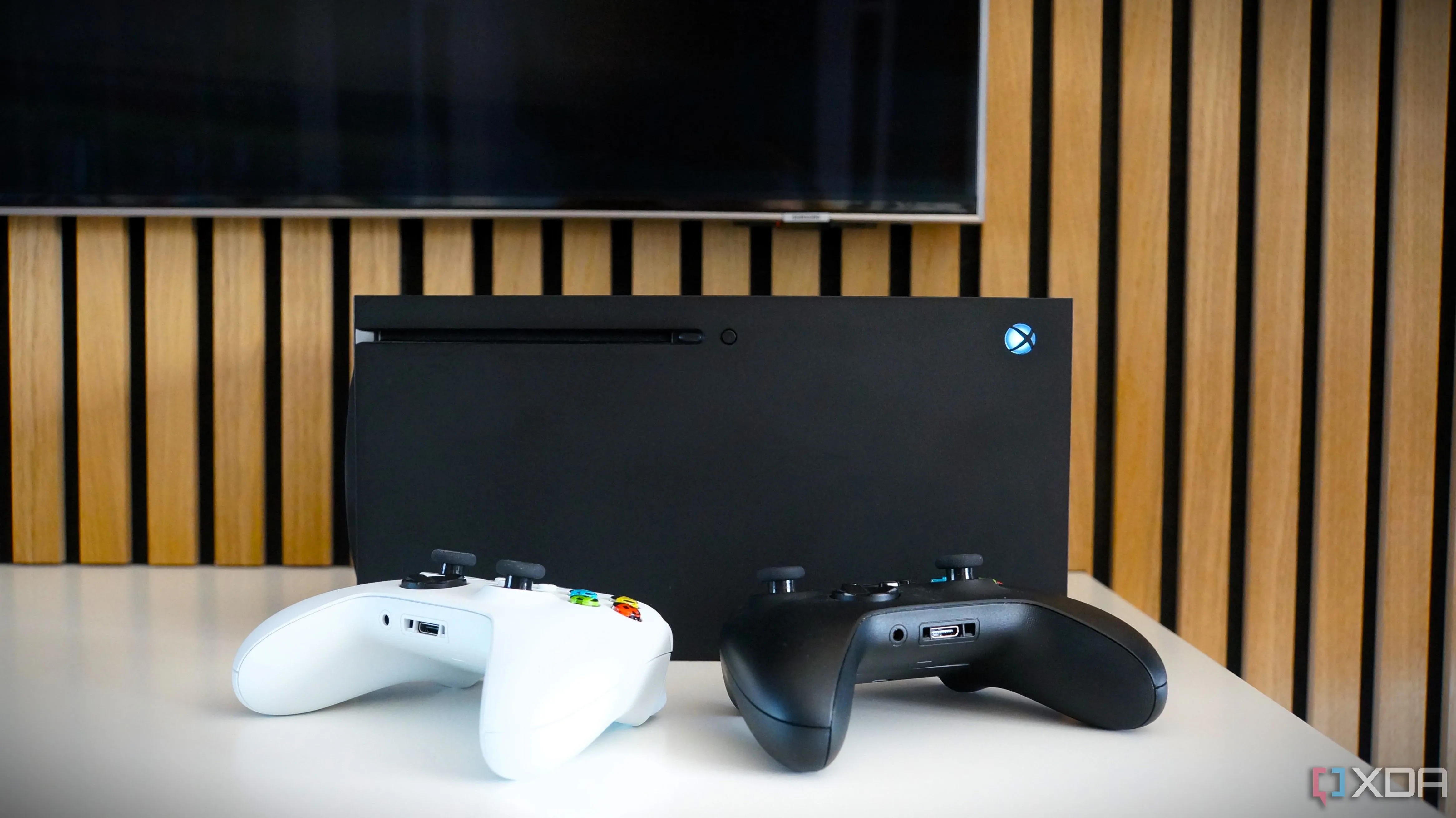Console Xbox Series X và tay cầm điều khiển, tượng trưng cho việc tự sửa chữa tại nhà