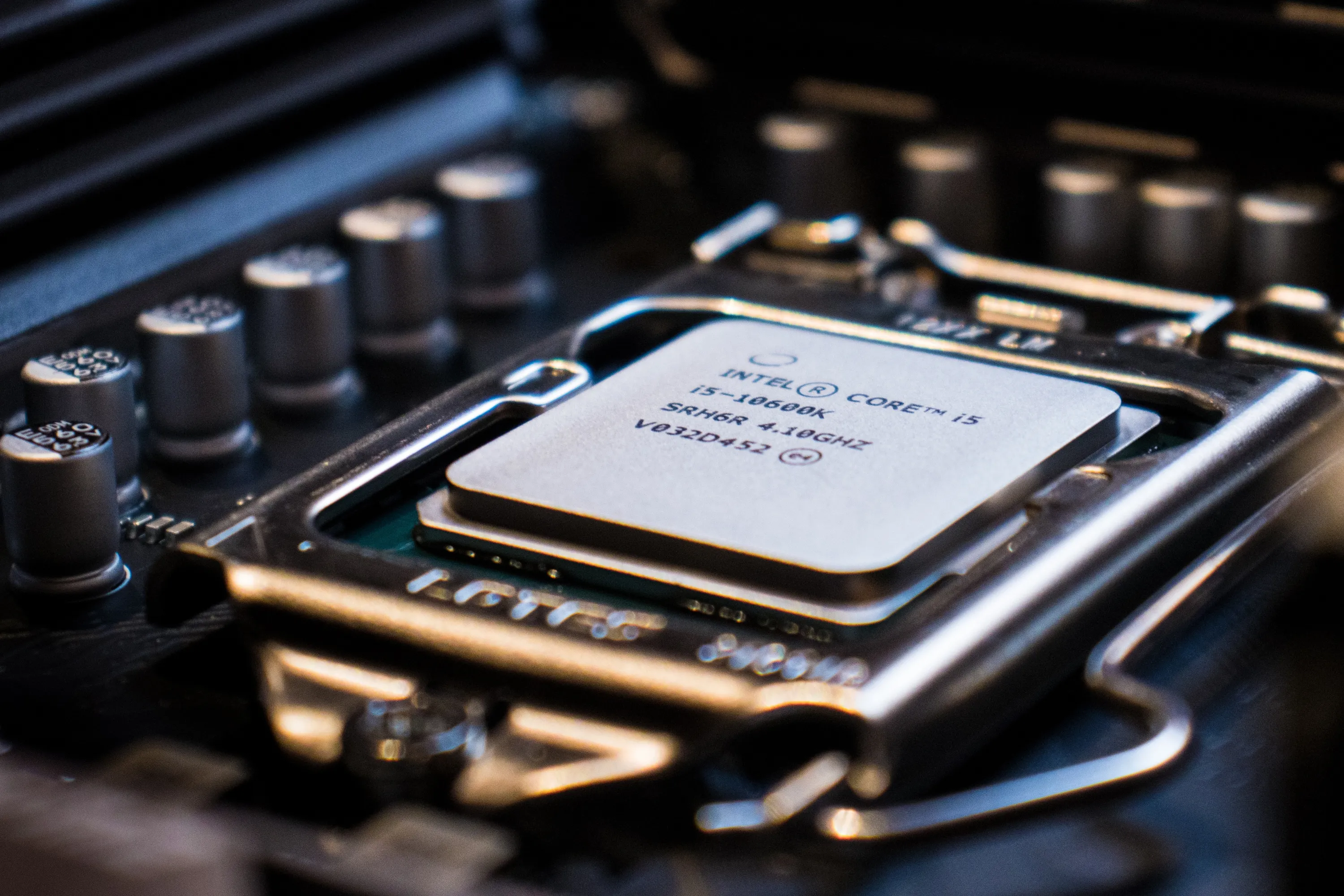 CPU Intel Core i5 gắn trên bo mạch chủ, minh họa cho yêu cầu TPM 2.0 trên Windows 11