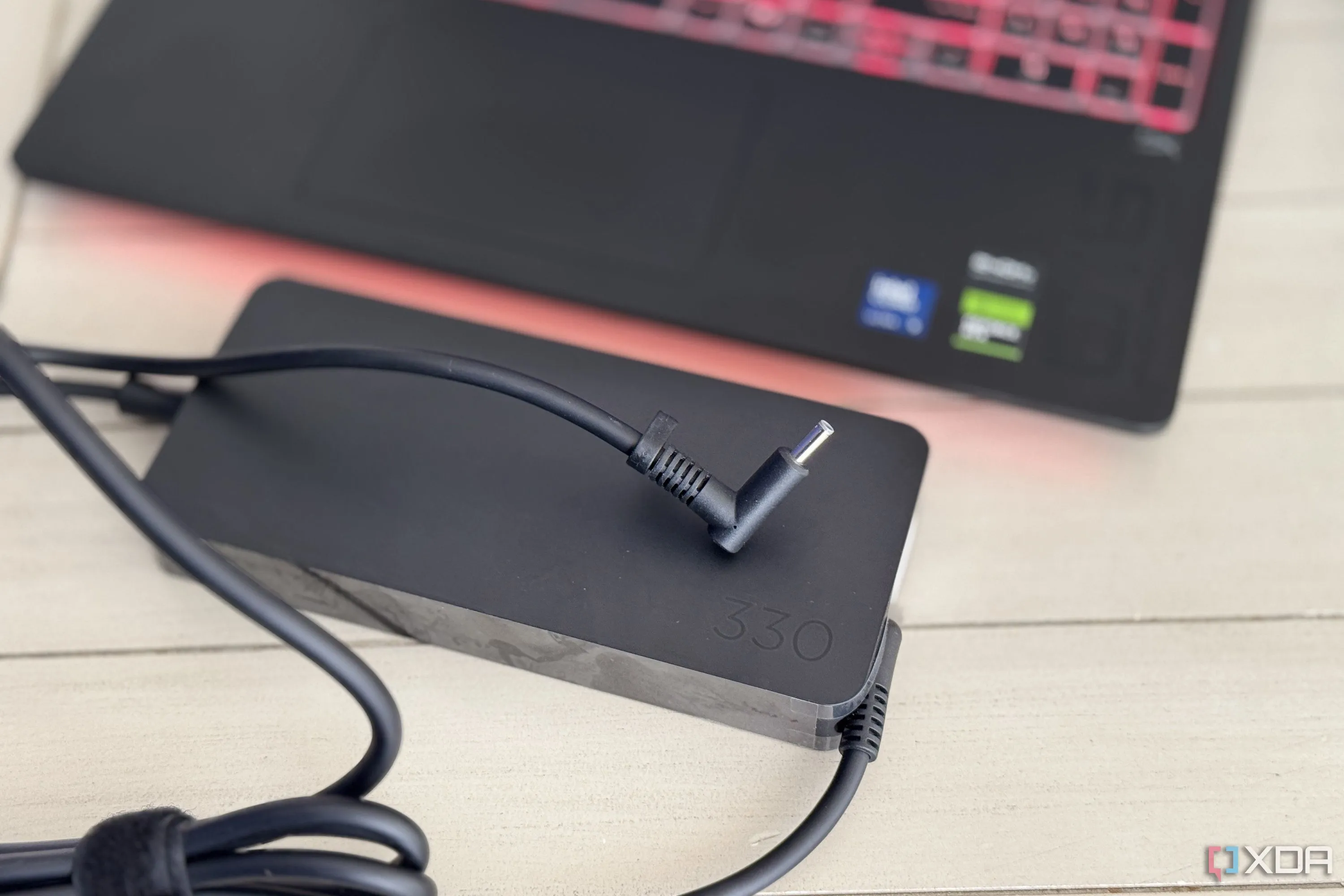 Cục sạc 330W đi kèm laptop HP Omen Max 16, minh họa sự cần thiết của nguồn điện mạnh mẽ cho hiệu năng tối đa.