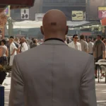 Đặc vụ 47 trong bộ vest trắng thanh lịch, đứng giữa bối cảnh của game Hitman: World of Assassination, sẵn sàng cho nhiệm vụ lén lút.