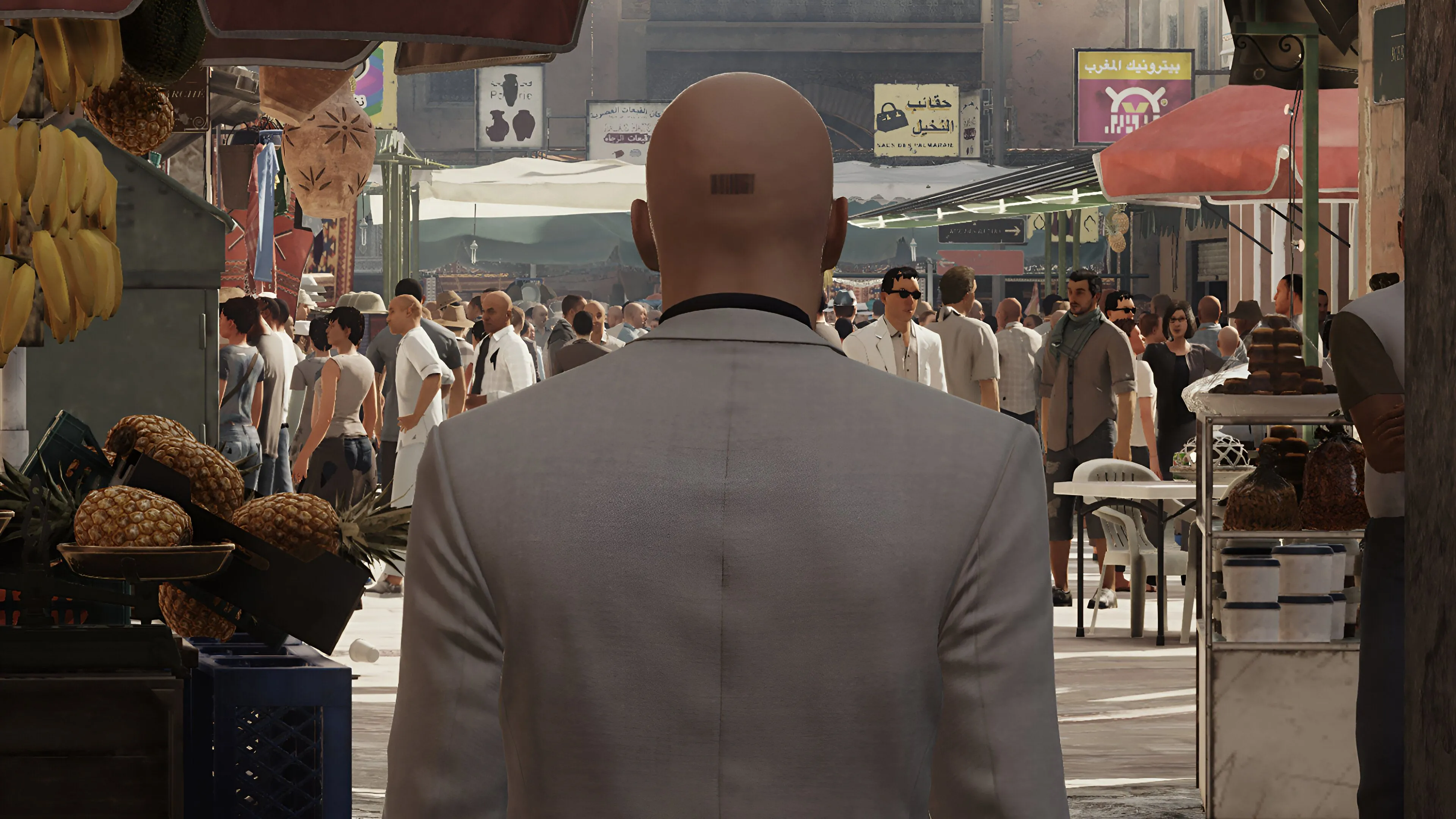 Đặc vụ 47 trong bộ vest trắng thanh lịch, đứng giữa bối cảnh của game Hitman: World of Assassination, sẵn sàng cho nhiệm vụ lén lút.