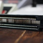 Đầu nối cartridge 72 chân của máy chơi game Nintendo NES, thể hiện khả năng mở rộng phần cứng độc đáo.