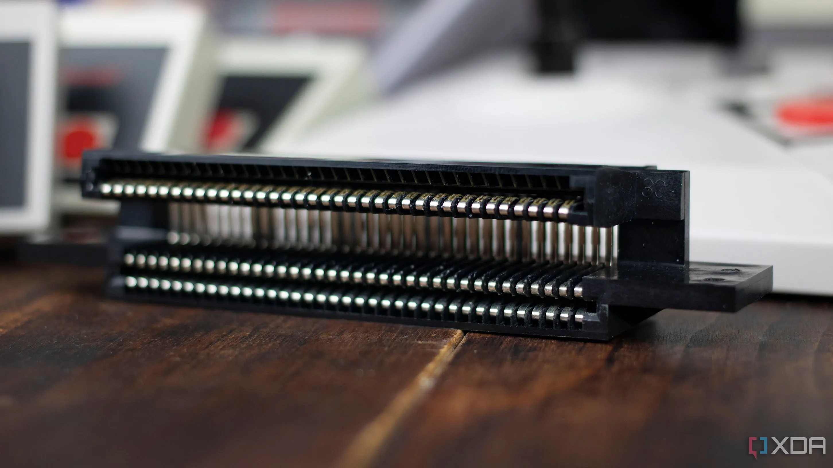 Đầu nối cartridge 72 chân của máy chơi game Nintendo NES, thể hiện khả năng mở rộng phần cứng độc đáo.