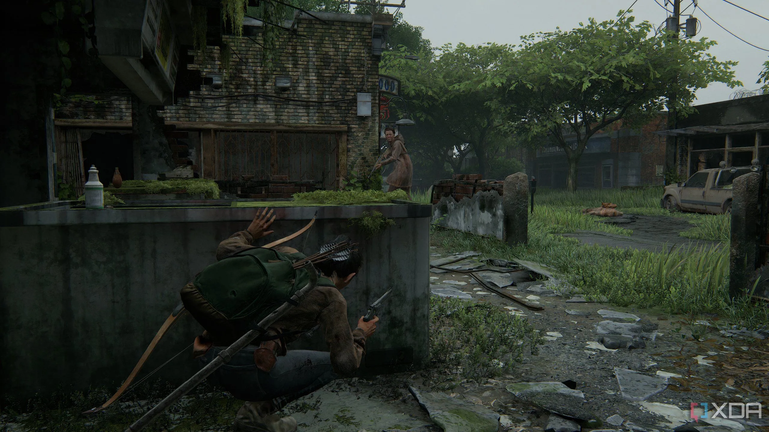 Dina ẩn nấp trong bụi rậm, quan sát kẻ thù trong The Last of Us Part II Remastered trên PC, minh họa cơ chế ẩn nấp và môi trường Seattle sống động.