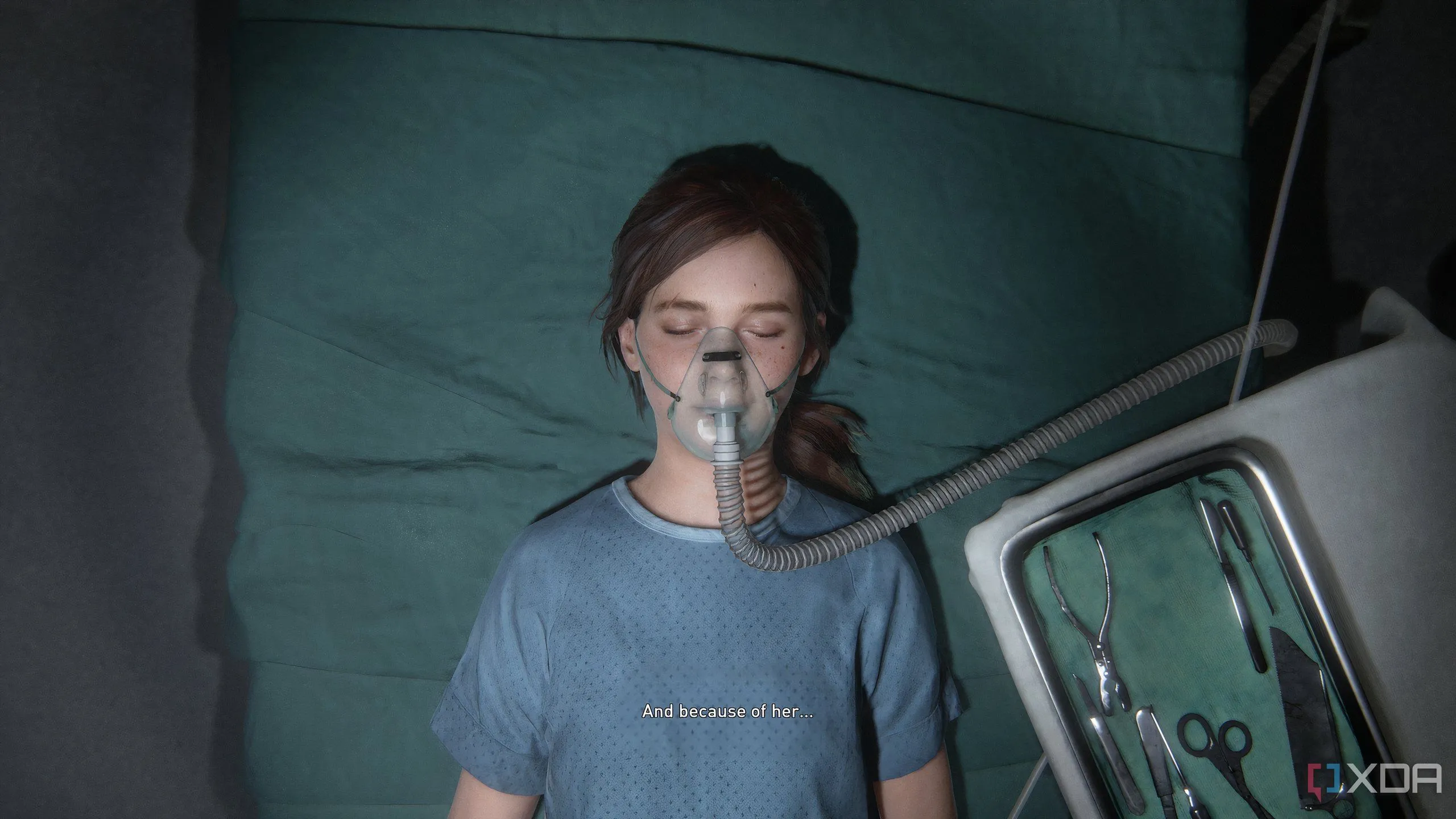 Ellie bị gây mê trên bàn mổ trong The Last of Us Part II Remastered, khoảnh khắc định mệnh dẫn đến những sự kiện bi kịch sau này.