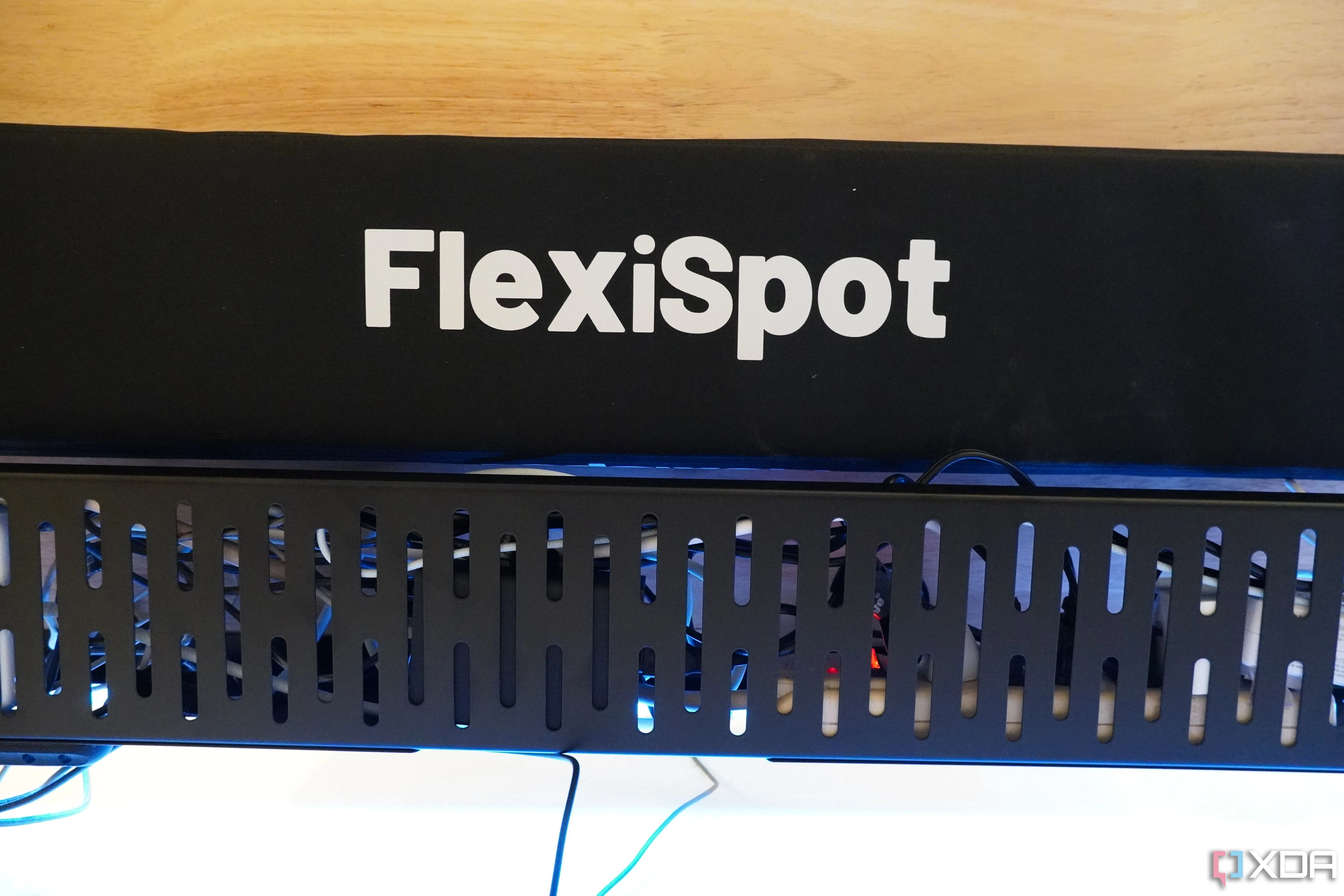 Giải pháp quản lý cáp dưới bàn với khay và máng FlexiSpot