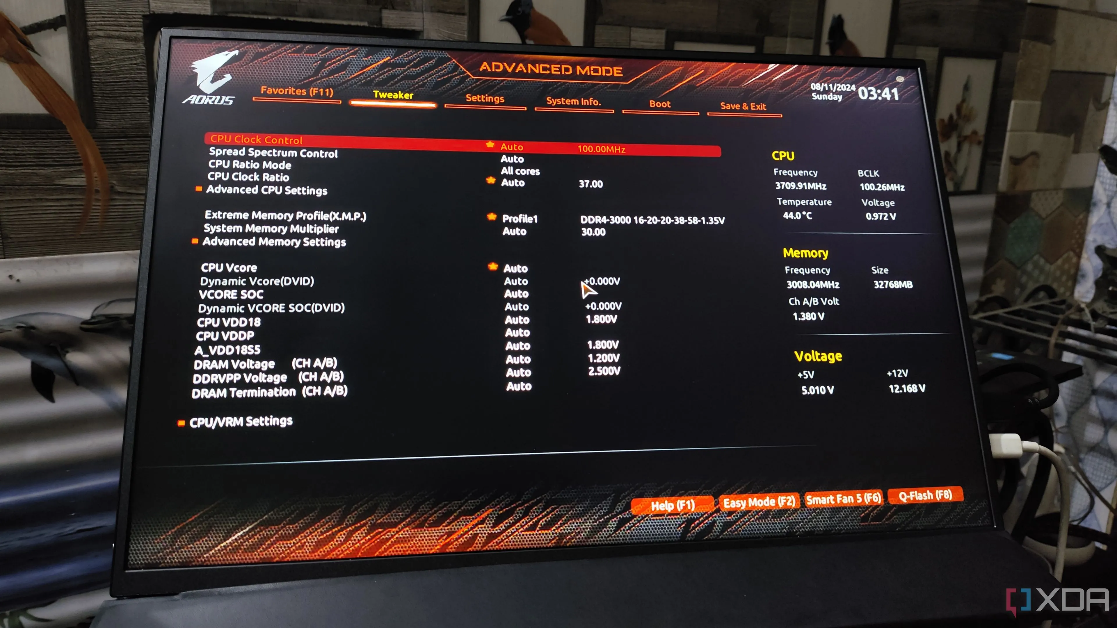 Giao diện BIOS của bo mạch chủ Gigabyte hiển thị cài đặt CPU và bộ nhớ để kích hoạt ảo hóa.