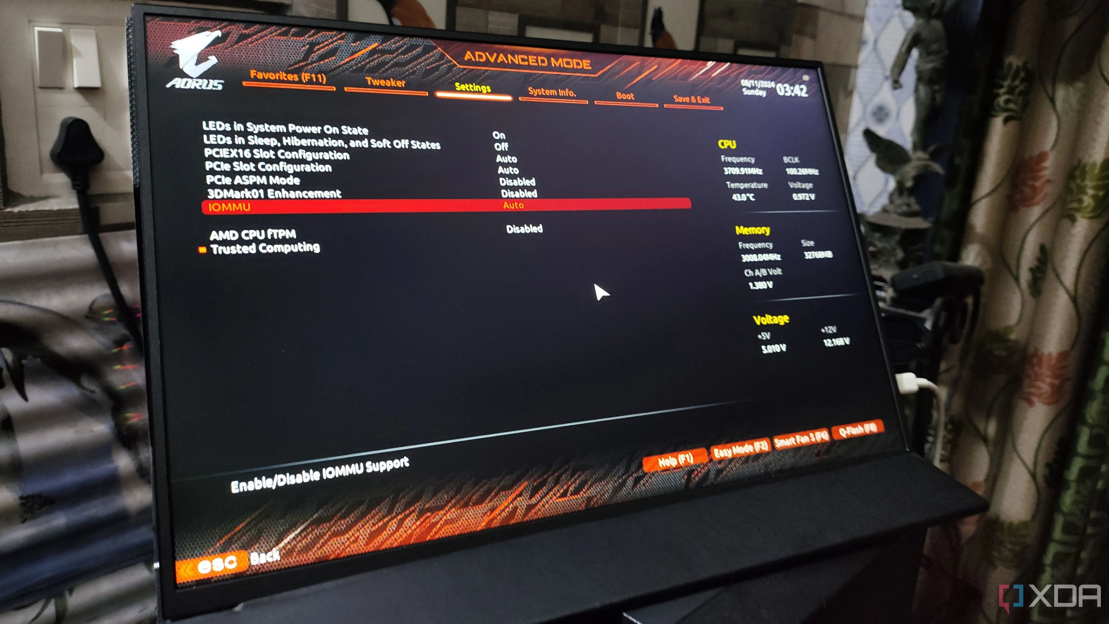 Giao diện BIOS Gigabyte hiển thị tùy chọn IOMMU, liên quan đến các cài đặt nguồn cần thận trọng