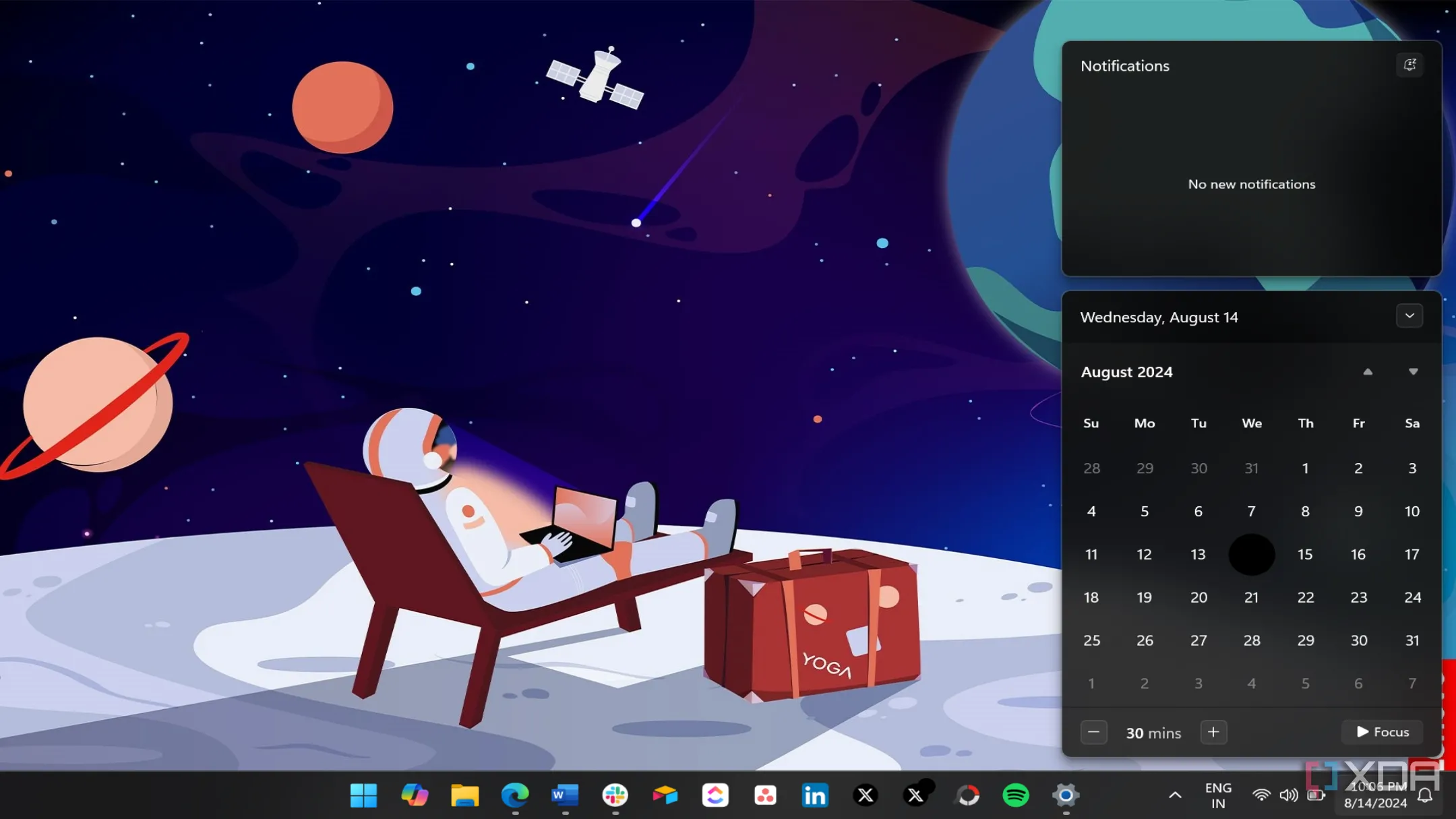 Giao diện Calendar flyout của Windows 11 với đồng hồ hiển thị rõ ràng, tính năng mới được bổ sung sau phản hồi người dùng, trong chế độ nền tối.