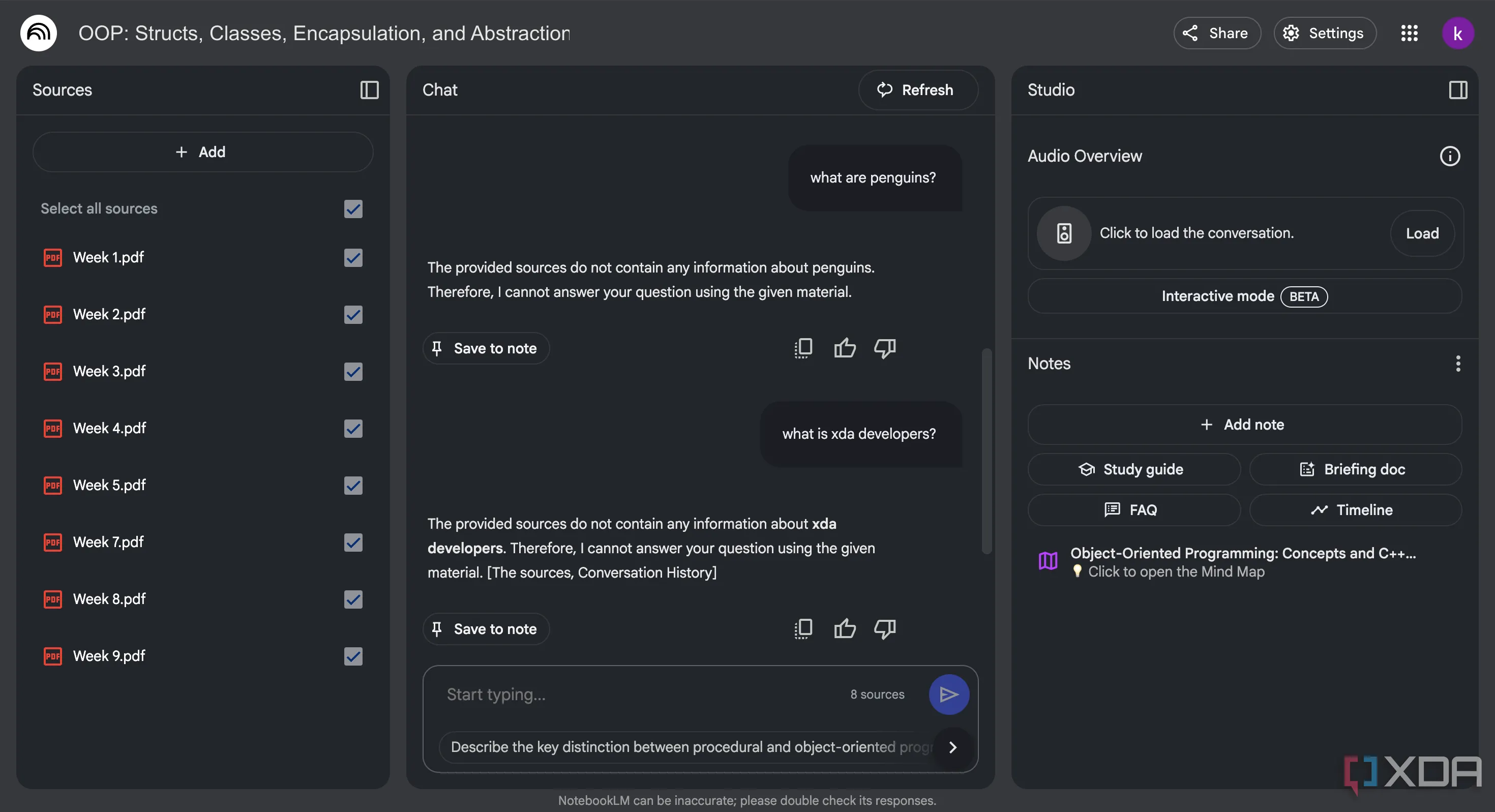 Giao diện chat NotebookLM đặt câu hỏi về XDA Developers