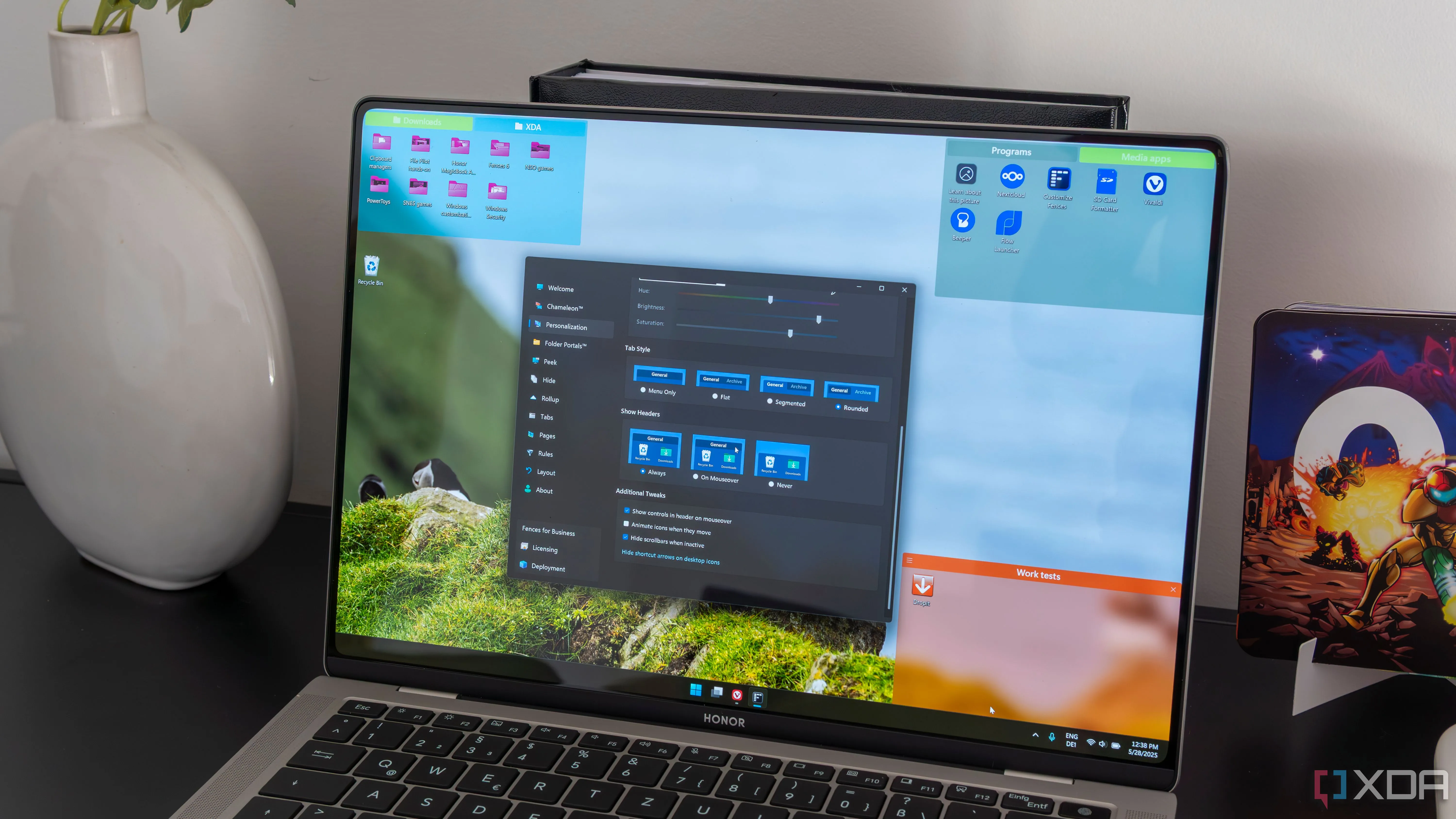 Giao diện máy tính xách tay chạy Windows 11, minh họa các cải tiến trong cài đặt tìm kiếm hệ thống.