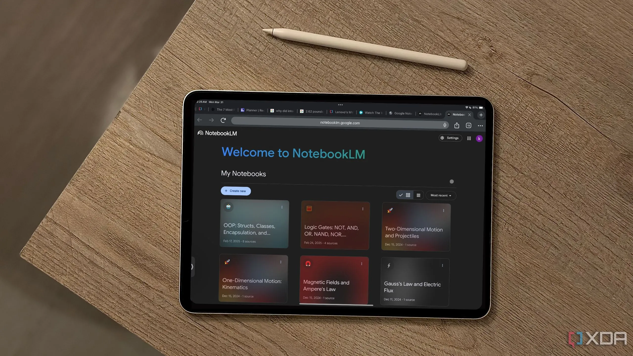 Giao diện NotebookLM trên iPad, minh họa tính năng Audio Overview với giọng nói AI mới