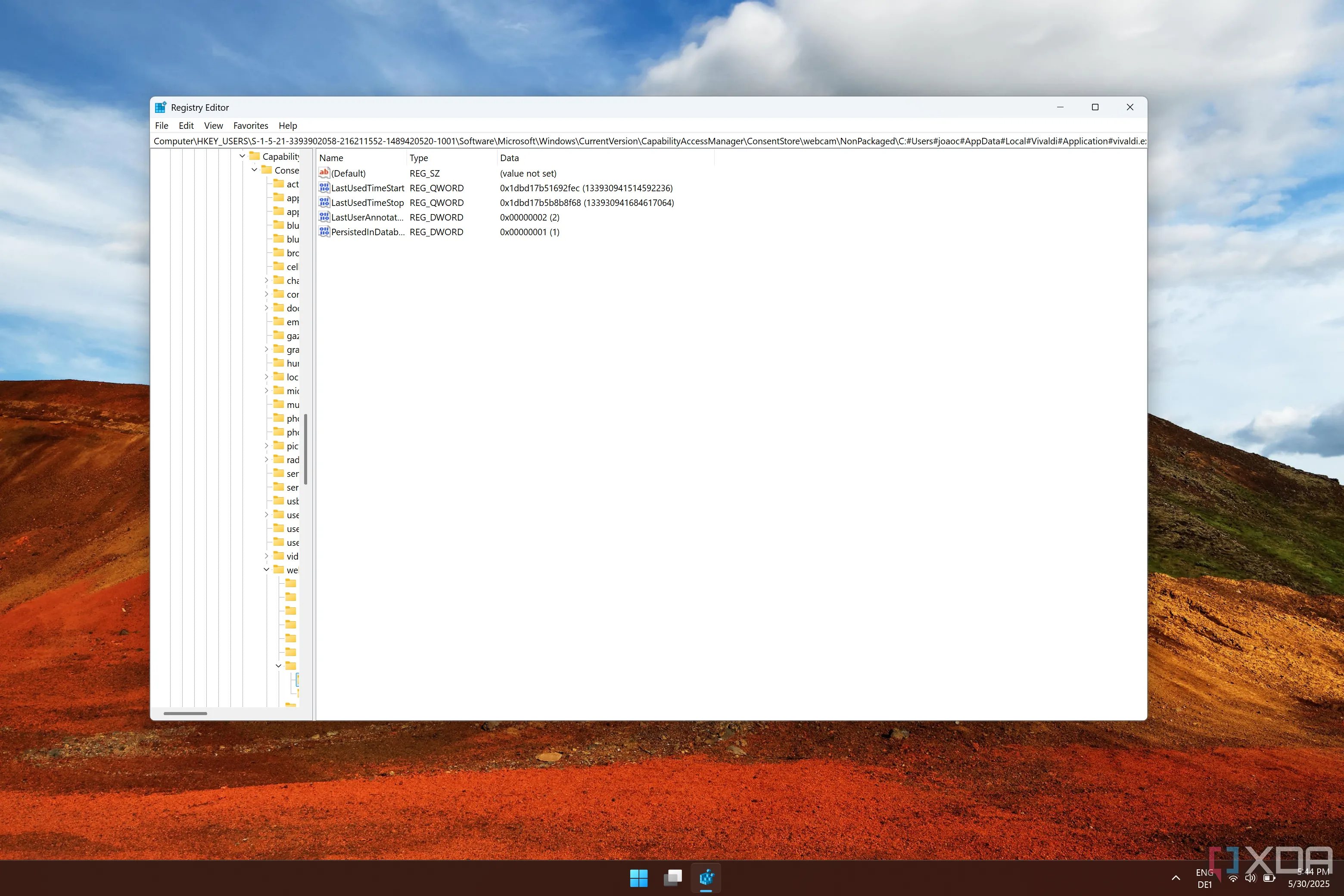 Giao diện Registry Editor của Windows hiển thị các giá trị liên quan đến thời điểm cuối cùng một ứng dụng truy cập webcam, hỗ trợ phát hiện phần mềm gián điệp.