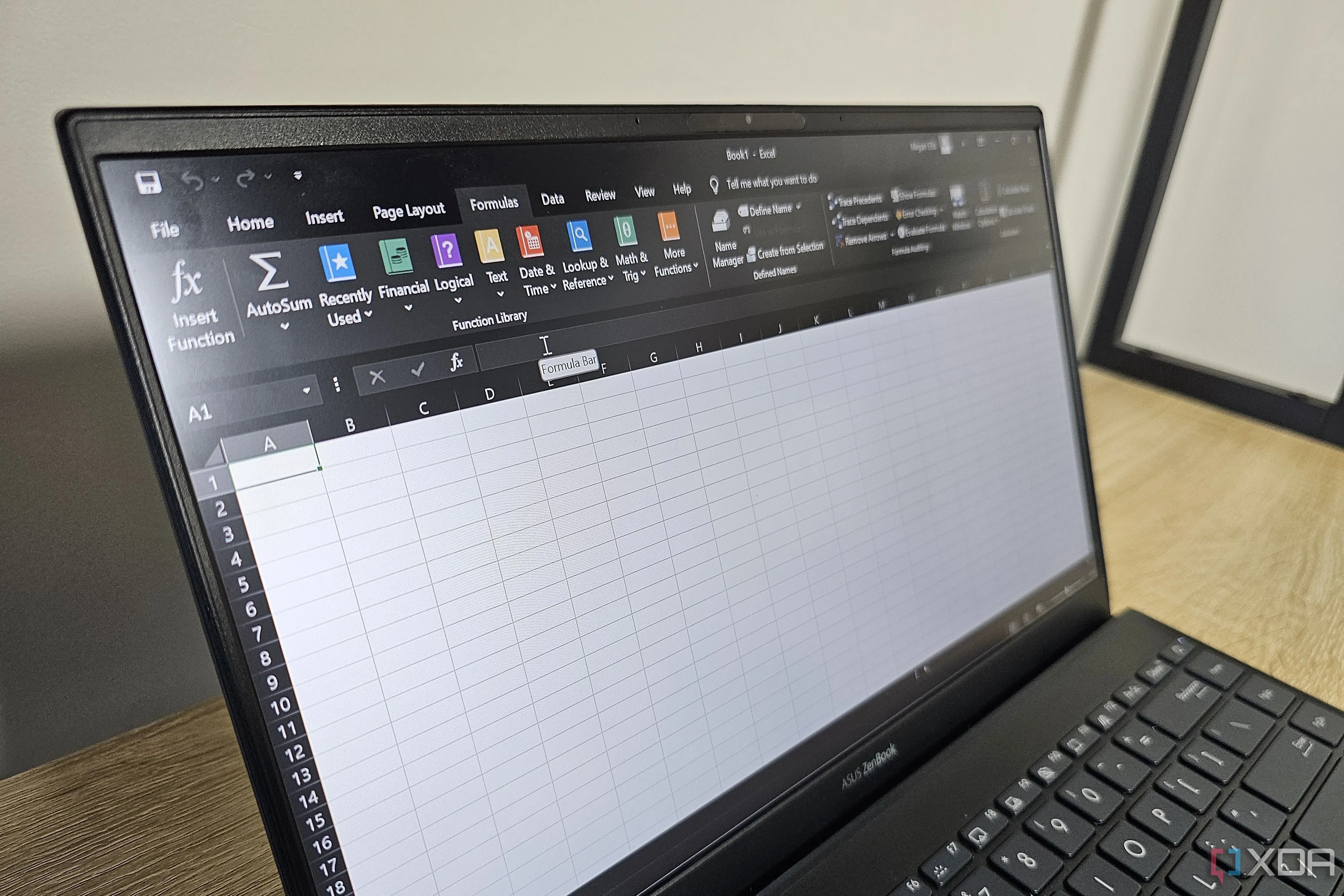 Giao diện tab Formulas trong Microsoft Excel trên máy tính xách tay, nơi người dùng có thể truy cập các tính năng công thức và tích hợp Python.