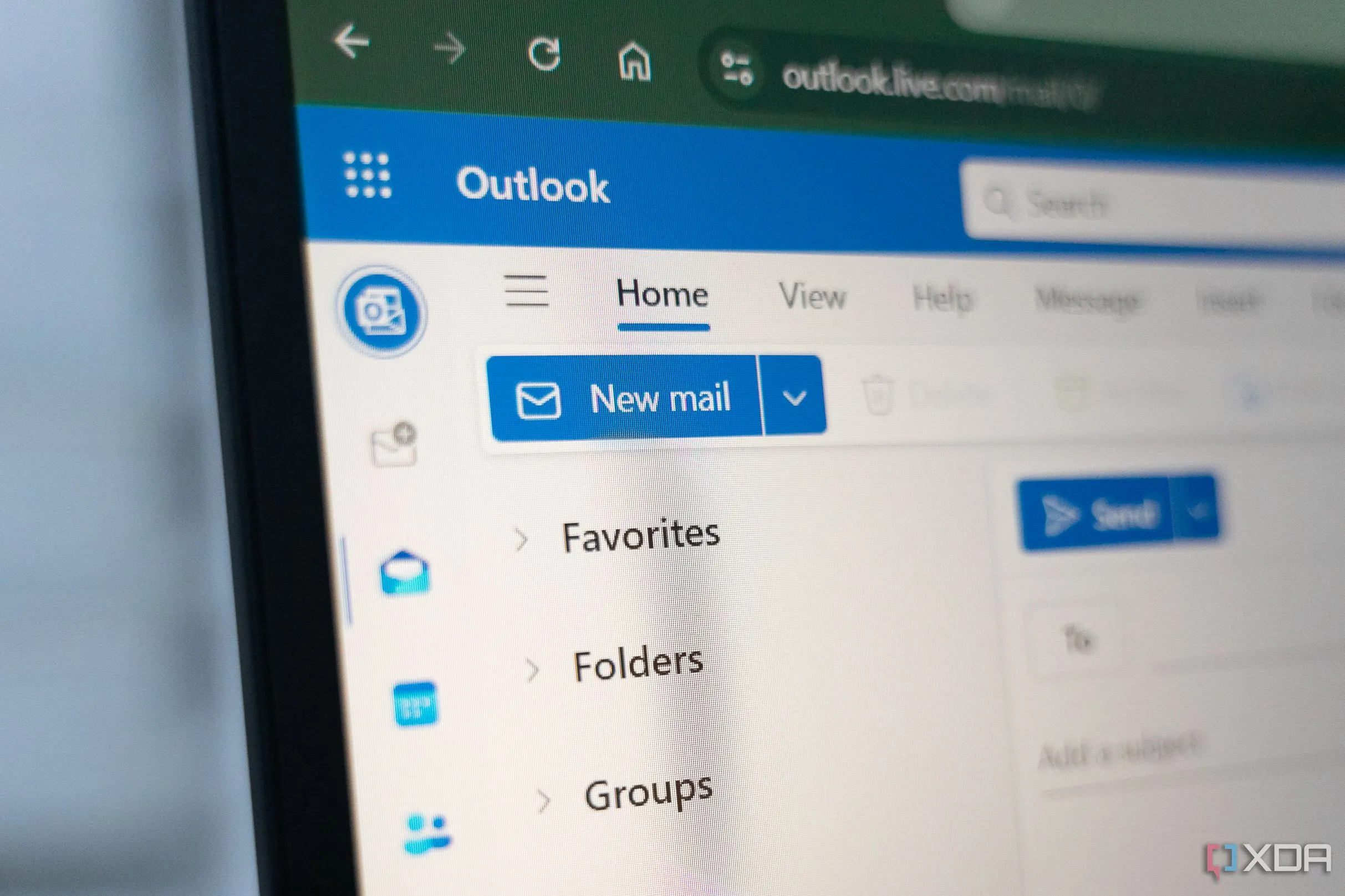 Giao diện ứng dụng Microsoft Outlook cổ điển trên hệ điều hành Windows