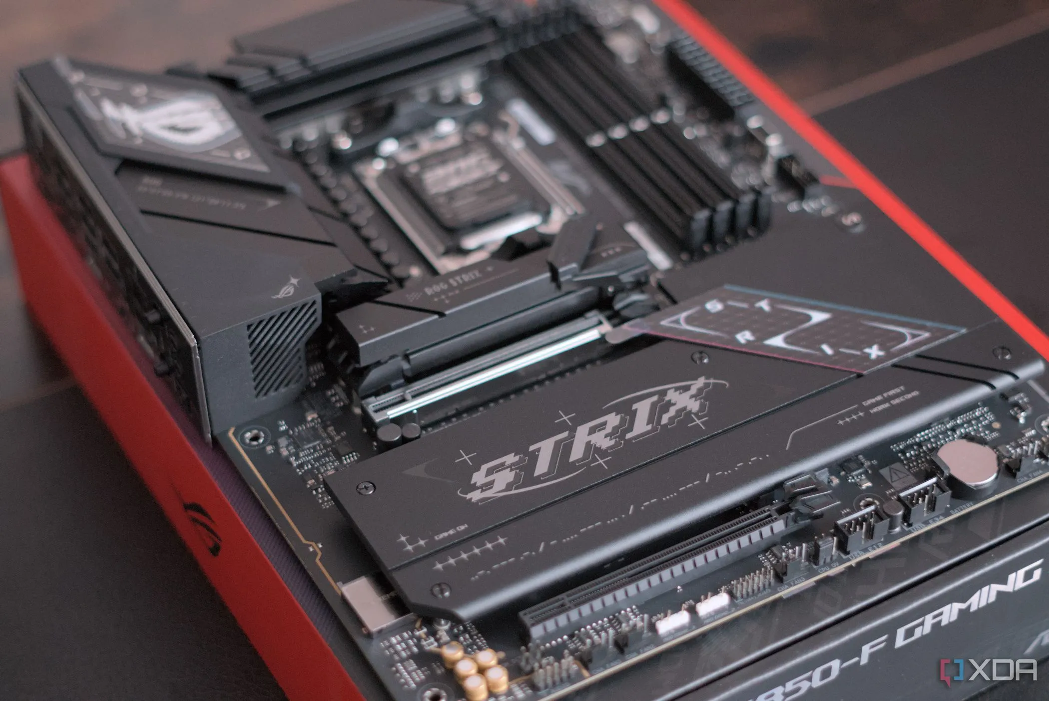 Góc nhìn bo mạch chủ Asus ROG Strix B850-F Gaming WiFi thể hiện các linh kiện tản nhiệt VRM