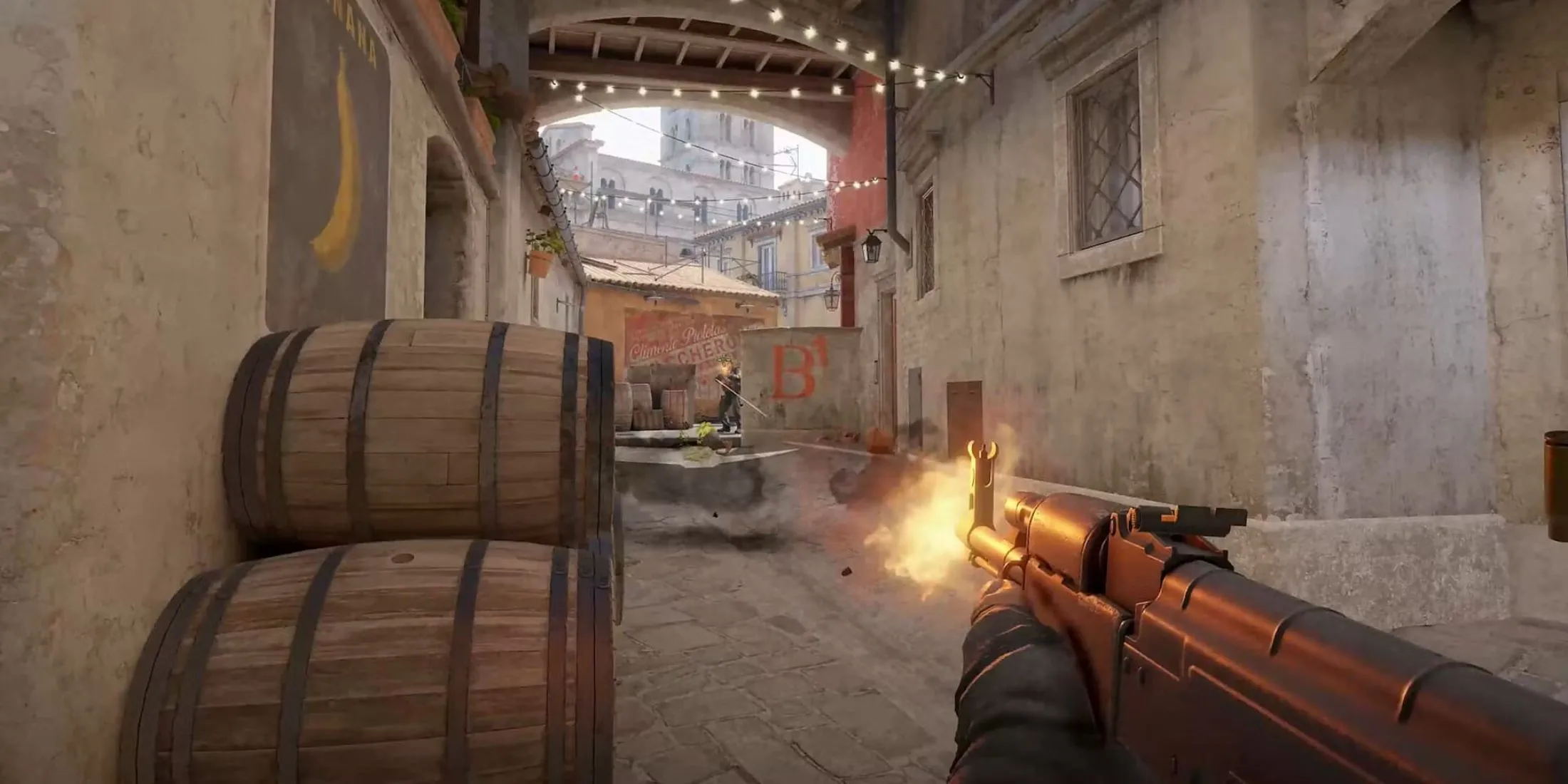Góc nhìn người chơi Counter-Strike 2 cầm súng AK-47, cho thấy trải nghiệm game mượt mà trên nhiều cấu hình