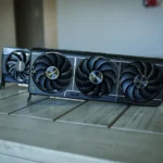 Hai card đồ họa Nvidia GeForce RTX 5060 Ti trên bàn, minh họa lỗi driver đọc nhiệt độ GPU.