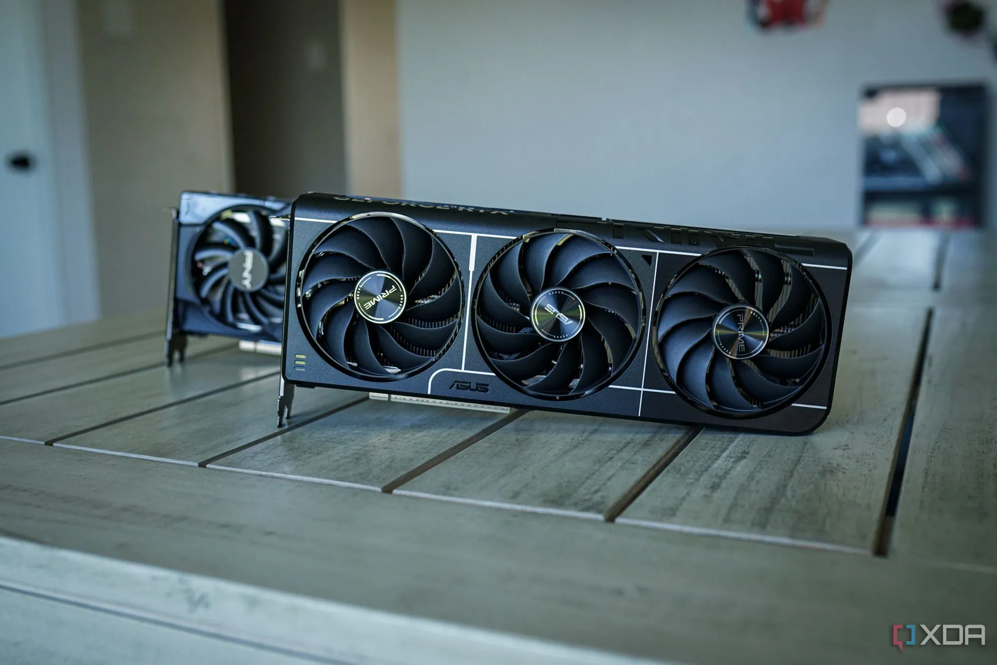 Hai card đồ họa Nvidia GeForce RTX 5060 Ti trên bàn, minh họa lỗi driver đọc nhiệt độ GPU.