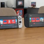 Hai máy chơi game Nintendo Switch OLED và Switch 2 hiển thị màn hình chính, minh họa sự khác biệt về hiệu năng tiềm ẩn khi chơi Splatoon 3