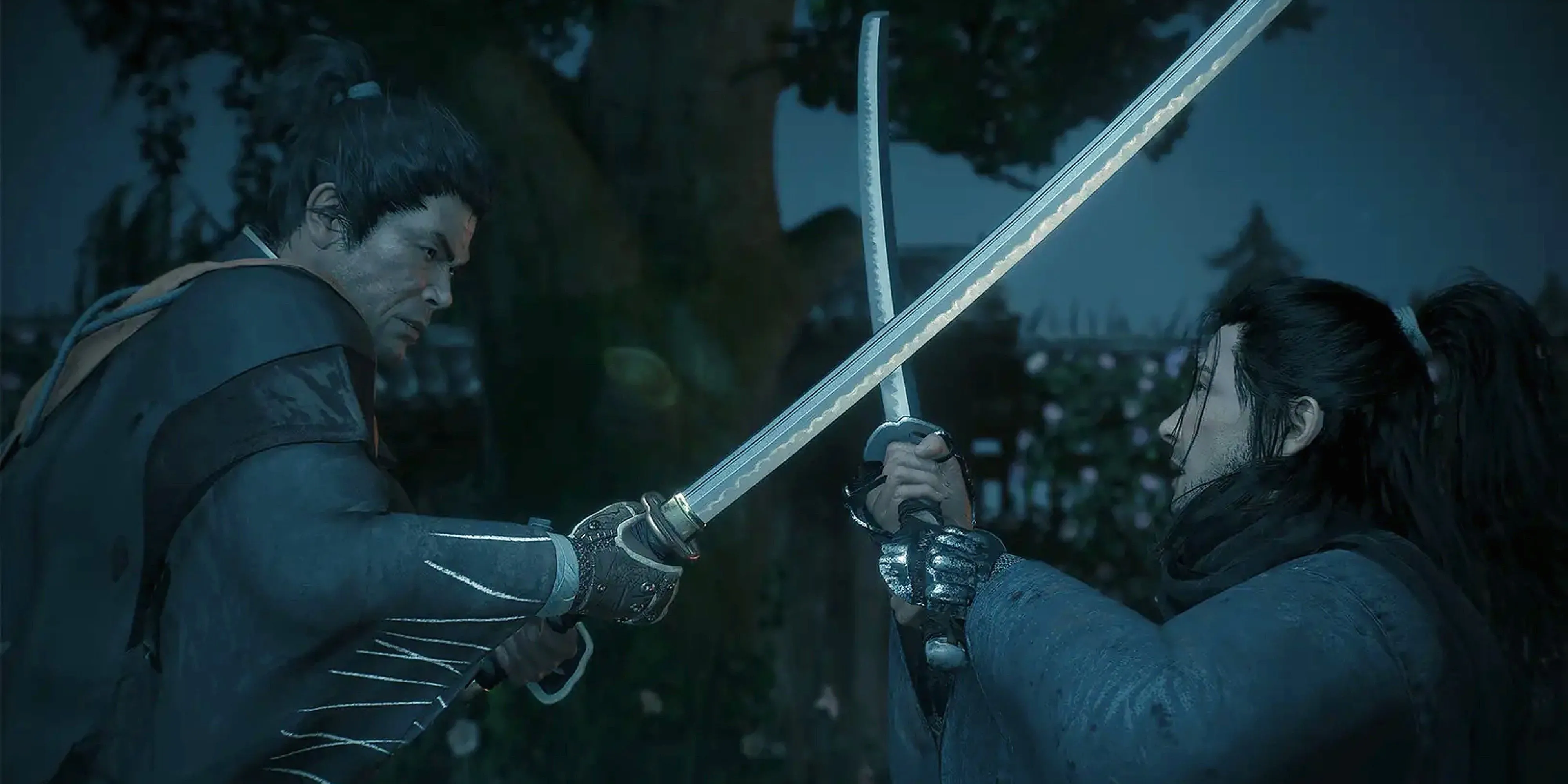 Hai samurai đối mặt trong trận đấu kiếm căng thẳng trong game Rise of the Ronin, thể hiện gameplay hành động và đa dạng vũ khí.