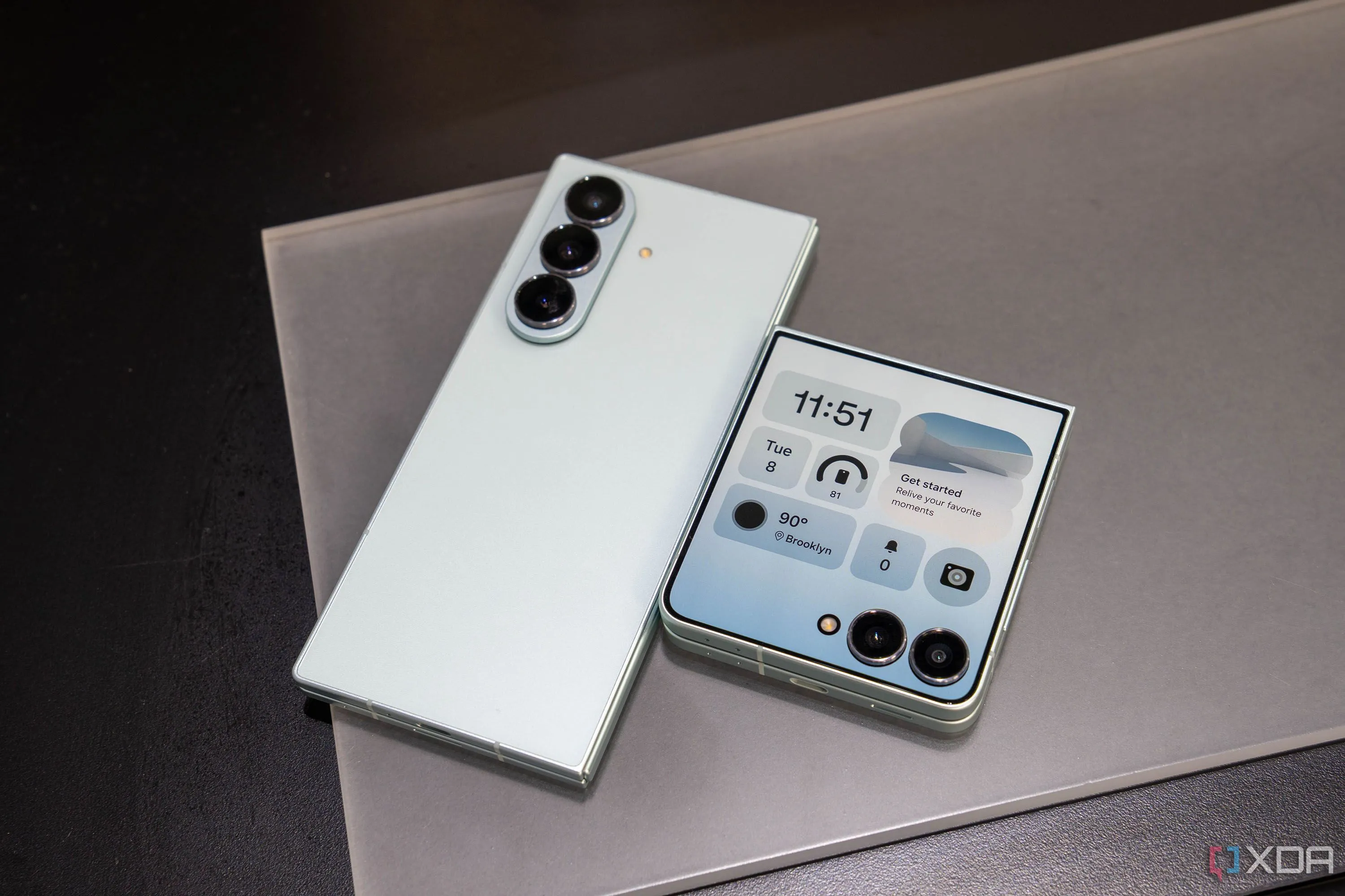 Hai siêu phẩm Samsung Galaxy Z Flip 7 và Z Fold 7 đặt cạnh nhau, đại diện cho kỷ nguyên smartphone gập mới