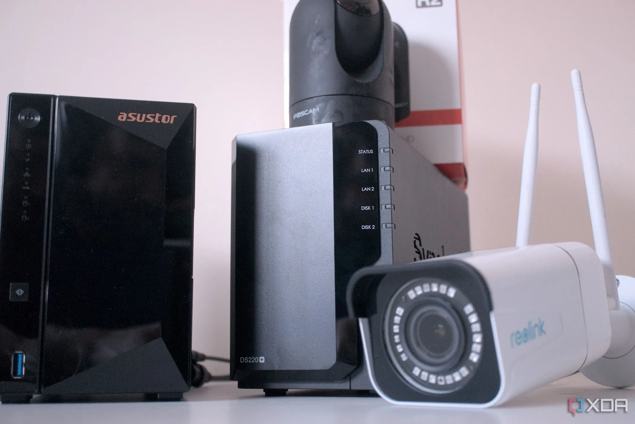 Hệ thống camera giám sát được kết nối với thiết bị NAS, cho thấy khả năng đa nhiệm của NAS ngoài việc lưu trữ