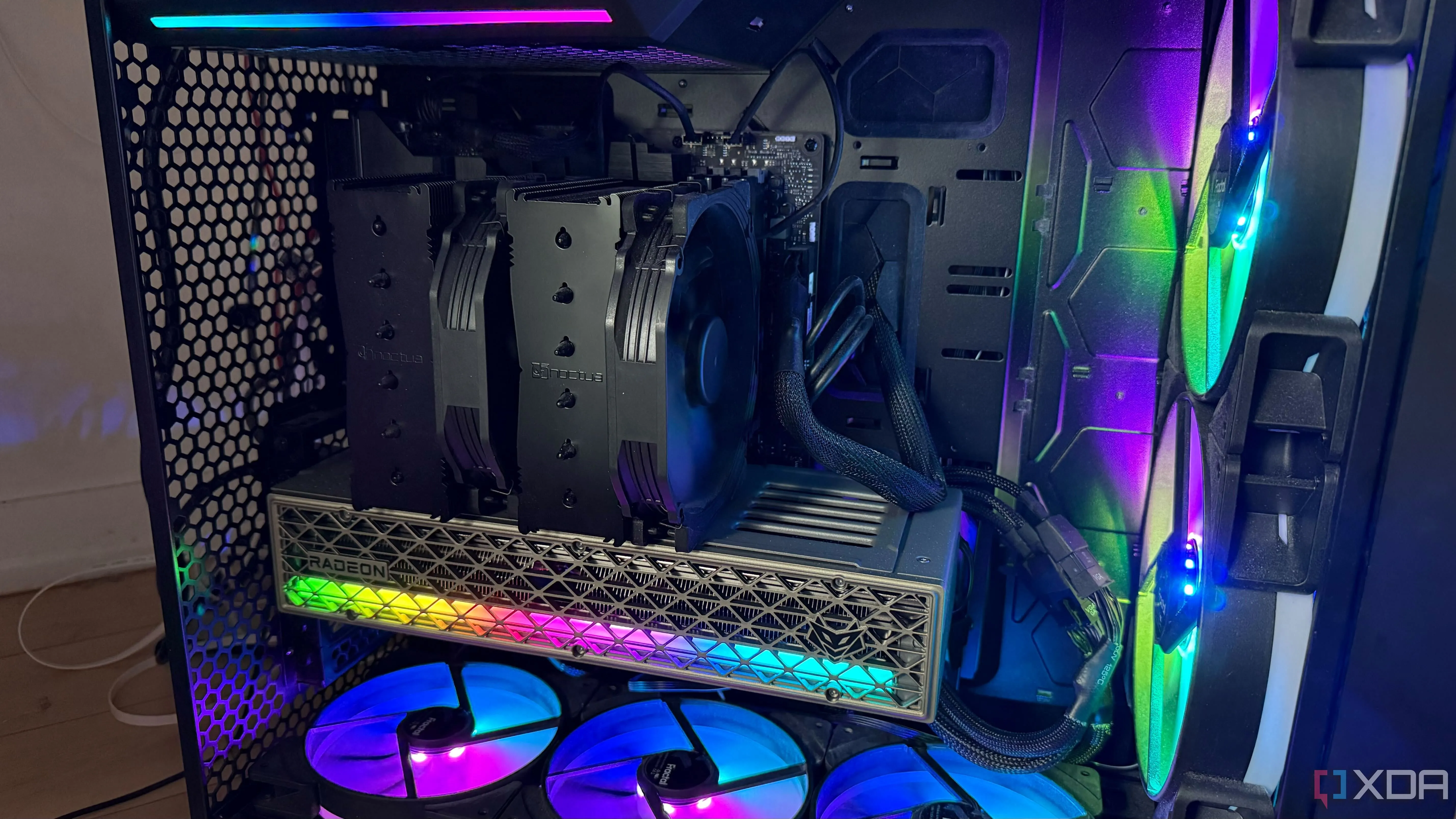 Hệ thống PC với card đồ họa Radeon RX 9070 XT Sapphire Nitro+ phát sáng RGB, cho thấy yếu tố thẩm mỹ không nên là ưu tiên hàng đầu khi chọn mua GPU.
