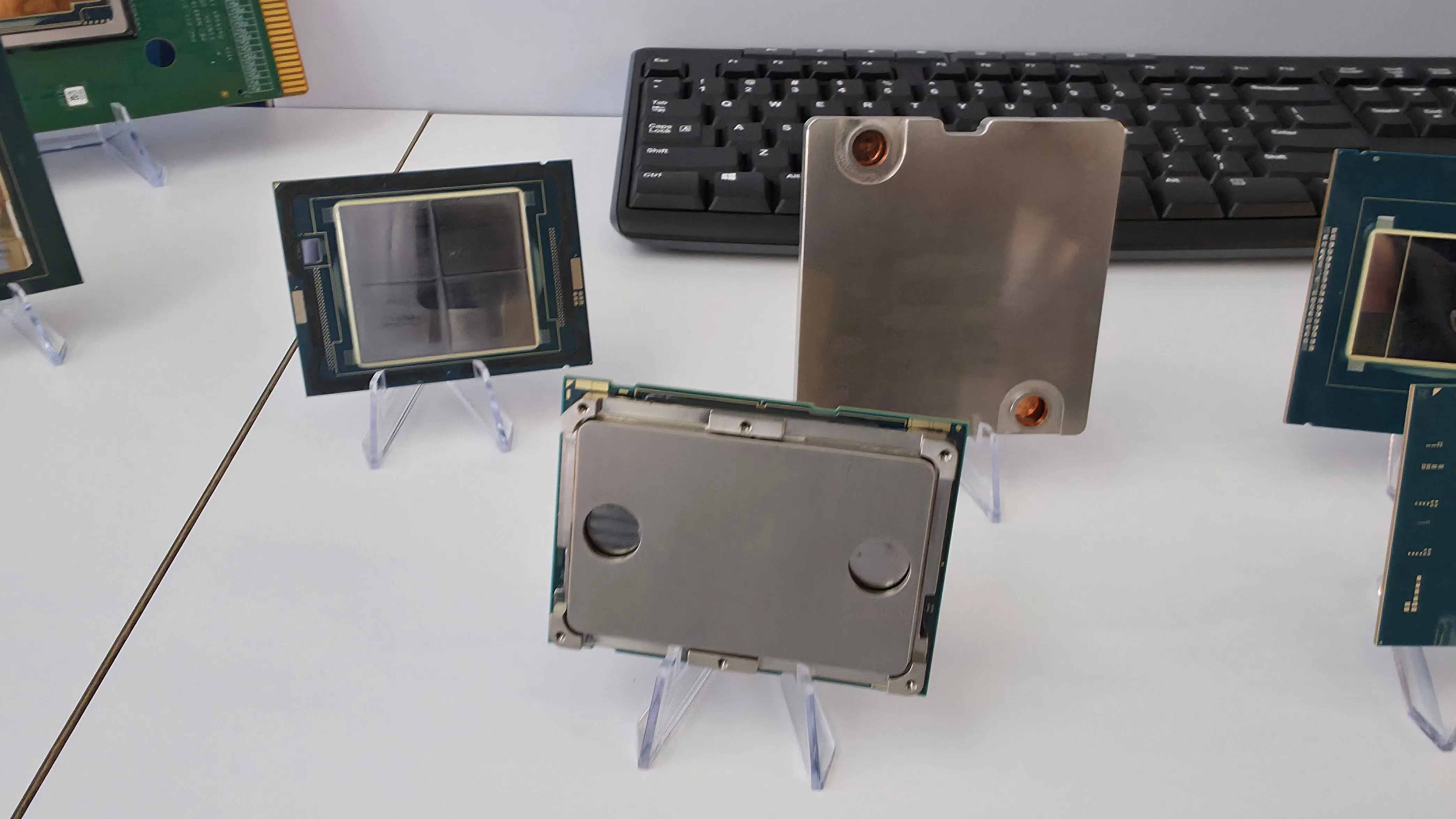 Hệ thống tản nhiệt chất lỏng trực tiếp của Intel cho CPU hiệu năng cao