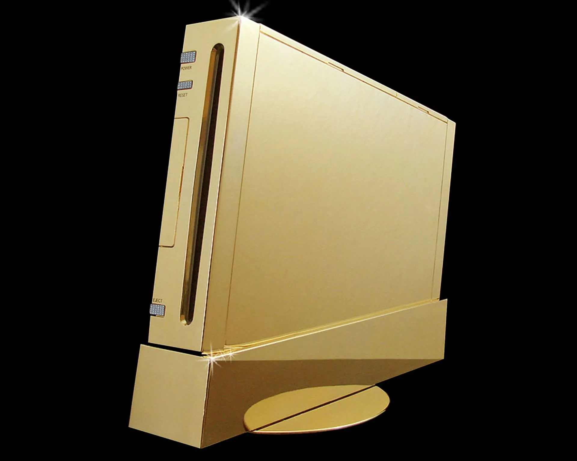 Hình ảnh cận cảnh console Nintendo Wii Supreme bằng vàng 22K và kim cương