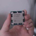 Hình ảnh cận cảnh một CPU AMD Ryzen 9 9950X đang được cầm trên tay, minh họa cho việc tối ưu hiệu năng và giảm nhiệt độ bằng cách undervolt linh kiện máy tính.