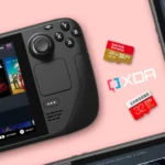 Hình ảnh chiếc Steam Deck cùng các thẻ nhớ microSD, minh họa khả năng mở rộng trải nghiệm game thông qua nền tảng Steam Workshop