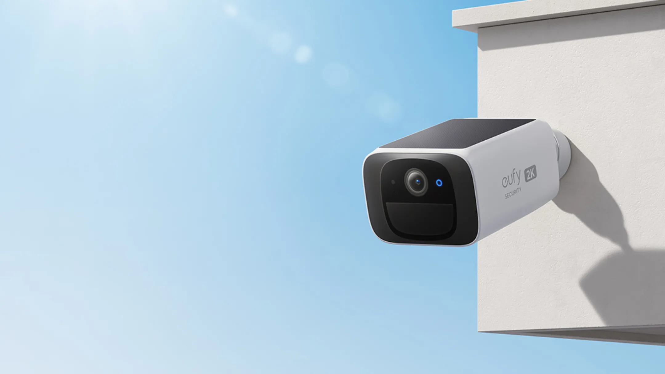 Hình ảnh Eufy SoloCam S220 lắp đặt ngoài trời, chống chịu thời tiết khắc nghiệt