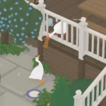 Hình ảnh gameplay game Untitled Goose Game, một con ngỗng trắng đang gây rối trong làng, thể hiện sự hài hước tình huống.