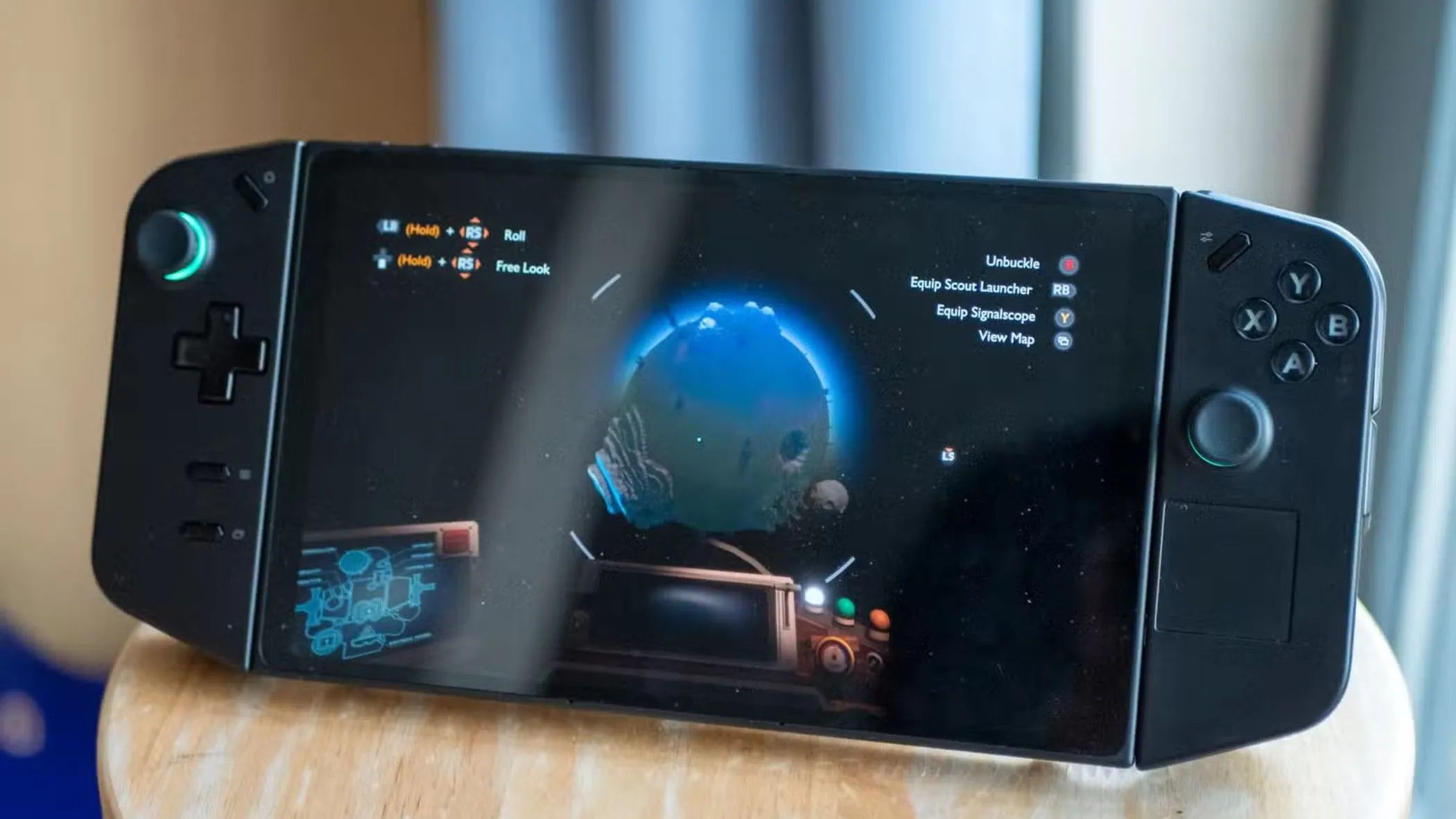 Hình ảnh Lenovo Legion Go S trình diễn khả năng tương thích SteamOS với tựa game Outer Wilds