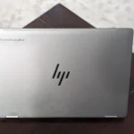 Hình ảnh mặt lưng của laptop HP Chromebook Plus x360 14ct với logo HP rõ nét, minh họa dòng sản phẩm máy tính xách tay của hãng.