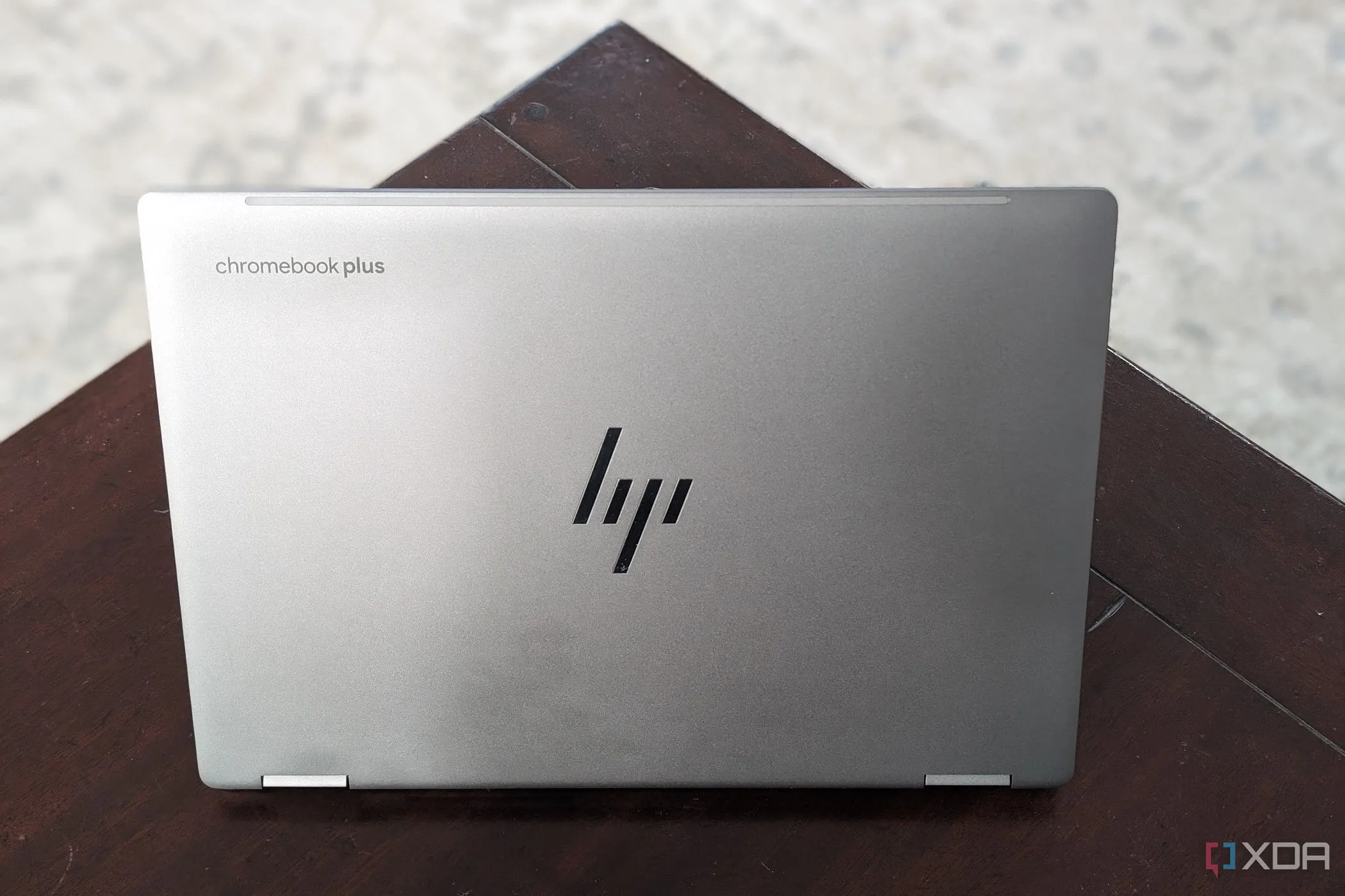 Hình ảnh mặt lưng của laptop HP Chromebook Plus x360 14ct với logo HP rõ nét, minh họa dòng sản phẩm máy tính xách tay của hãng.