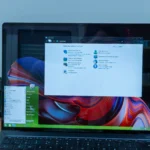 Hình ảnh minh họa một chiếc laptop chạy Windows 11 với giao diện người dùng tùy chỉnh, liên quan đến trải nghiệm hiệu suất và tính năng của hệ điều hành.