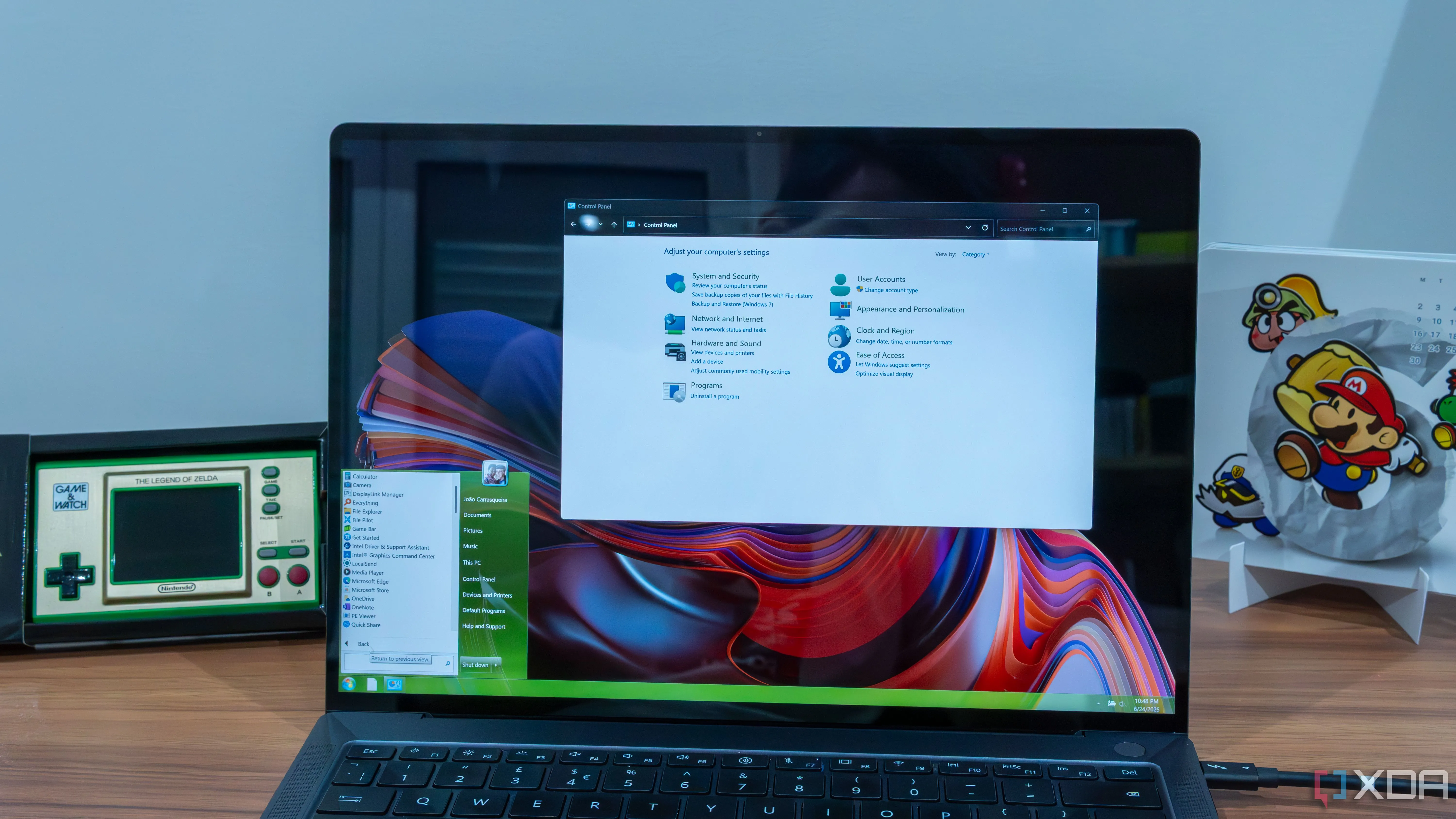 Hình ảnh minh họa một chiếc laptop chạy Windows 11 với giao diện người dùng tùy chỉnh, liên quan đến trải nghiệm hiệu suất và tính năng của hệ điều hành.